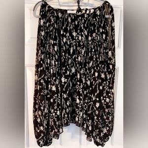 CATO Black & White floral cold shoulder pleated tie back blouse. Size 18/20W.